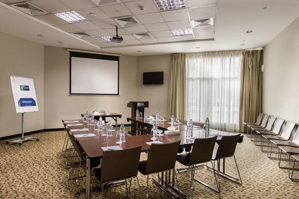 Holiday Inn Express Dubai Safa Park, An Ihg Hotel Екстер'єр фото